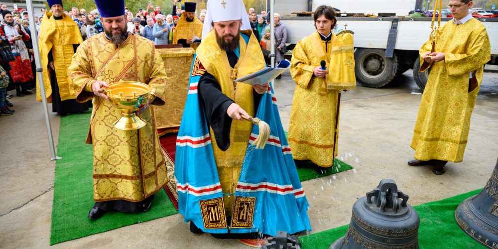 Митрополит Арсений освятил колокола строящегося храма Усекновения главы святого Пророка, Предтечи и Крестителя Господня Иоанна в Северном