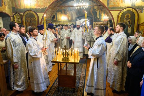 Во Вселенскую родительскую субботу митрополит Арсений совершил Божественную литургию в храме Успения Пресвятой Богородицы в Архангельском-Тюрикове