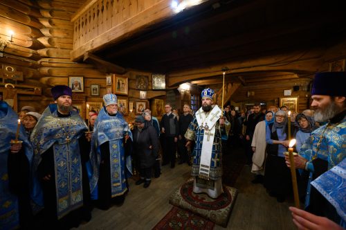В канун праздника Благовещения митрополит Арсений возглавил всенощное бдение в храме Благовещения Пресвятой Богородицы в Раеве