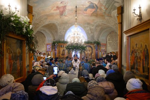 Митрополит Арсений совершил Божественную литургию в храме Благовещения Пресвятой Богородицы в Петровском парке