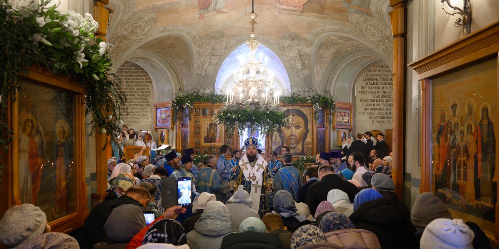 Митрополит Арсений совершил Божественную литургию в храме Благовещения Пресвятой Богородицы в Петровском парке