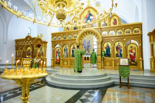 В день памяти всех преподобных отцов, в подвиге просиявших, митрополит Арсений совершил Божественную литургию в храме Успения Пресвятой Богородицы в Останкине