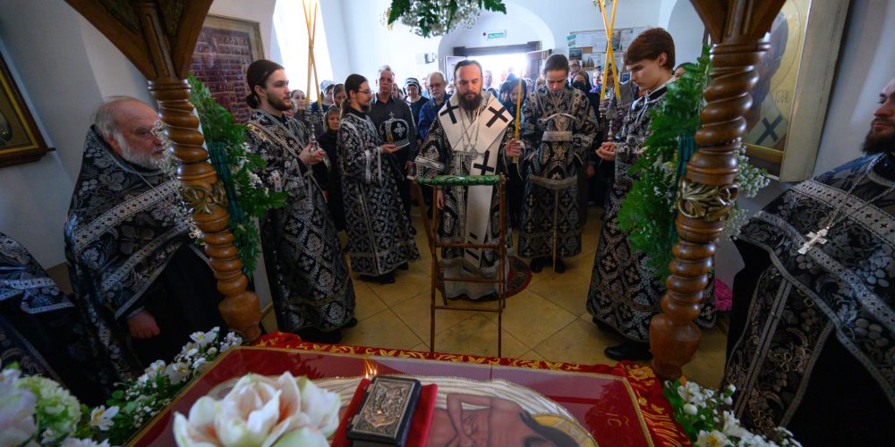 Митрополит Арсений совершил Вечерню Великого Пятка с выносом Плащаницы Спасителя в храме Живоначальной Троицы в Усадьбе Свиблово