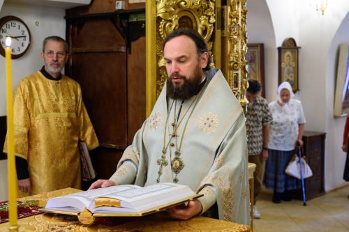 Митрополит Арсений совершил Божественную литургию в храме Живоначальной Троицы в усадьбе Свиблово