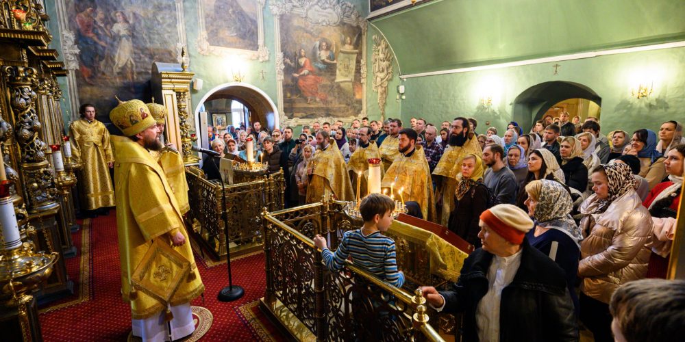 В Неделю 20-ю по Пятидесятнице митрополит Арсений сослужил за Божественной литургией в храме Живоначальной Троицы в Останкино