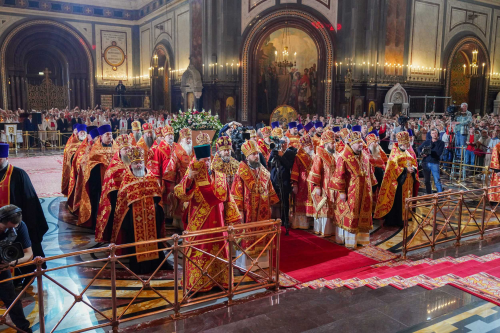 Митрополит Арсений сослужил Святейшему Патриарху Кириллу за Пасхальной великой вечерней в Храме Христа Спасителя