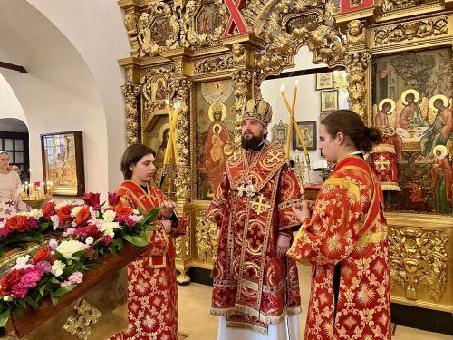 Митрополит Арсений возглавил всенощное бдение в храме Живоначальной Троицы в усадьбе Свиблово