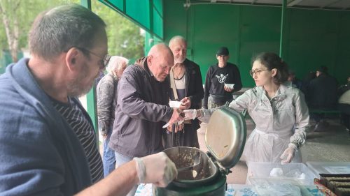 Группа добровольцев при храме Положения Ризы Пресвятой Богородицы во Влахерне, что в Леонове каждую неделю кормит обедом бездомных при центре дезинфекции на Ярославском шоссе