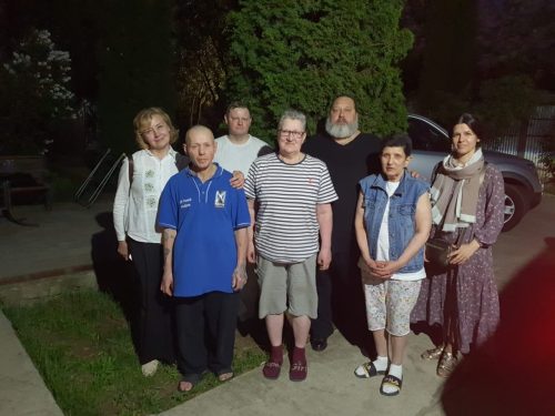 Клирик храма преподобного Сергия Радонежского в Бибиреве с волонтёрами посетил в социальный дом «Ной» в деревне Ховрино