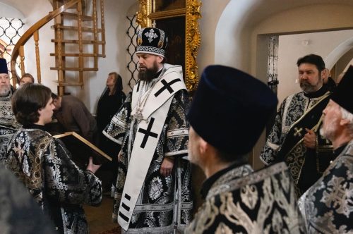 Митрополит Арсений совершил Литургию Преждеосвященных Даров в храме Покрова Пресвятой Богородицы в Медведкове