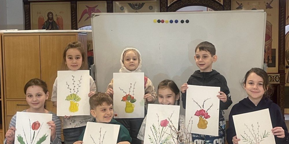 Занятие по изучению пасхальных традиций прошло в воскресной школе храма Торжества Православия в Алтуфьево