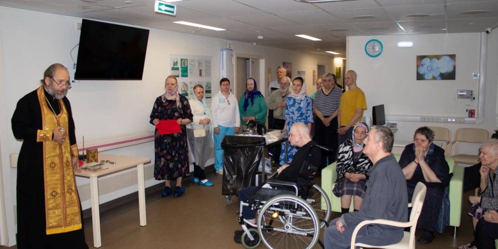 Клирик храма святых мучеников Адриана и Наталии в Бабушкине посетил и причастил Святых Христовых Таин жителей социального дома «Ярославский»