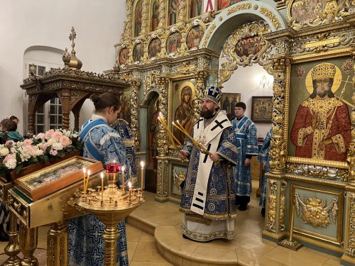 Накануне отдания праздника Введения во храм Пресвятой Богородицы митрополит Арсений возглавил всенощное бдение в храме Живоначальной Троицы в Усадьбе Свиблово