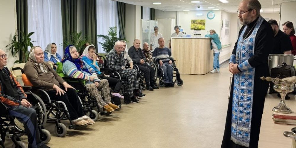 Клирик храма святых мучеников Адриана и Наталии в Бабушкине в день Покрова Пресвятой Богородицы посетил жителей социального дома «Ярославский»