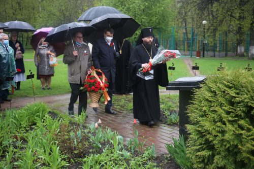 Возложение цветов к мемориальной композиции  в Усадьбе Свиблово