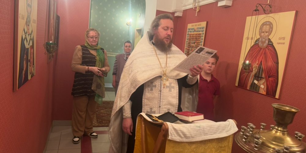 Клирик храма иконы Божией Матери «Нечаянная Радость» в Марьиной Роще совершил молебен в Международном славянском институте