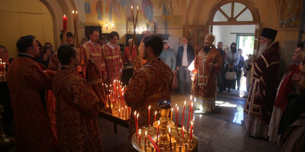 В день Радоницы архиепископ Егорьевский Матфей совершил Литургию и пасхальное поминовение усопших в храме-часовне святого Архангела Гавриила на Старо-Марковском кладбище