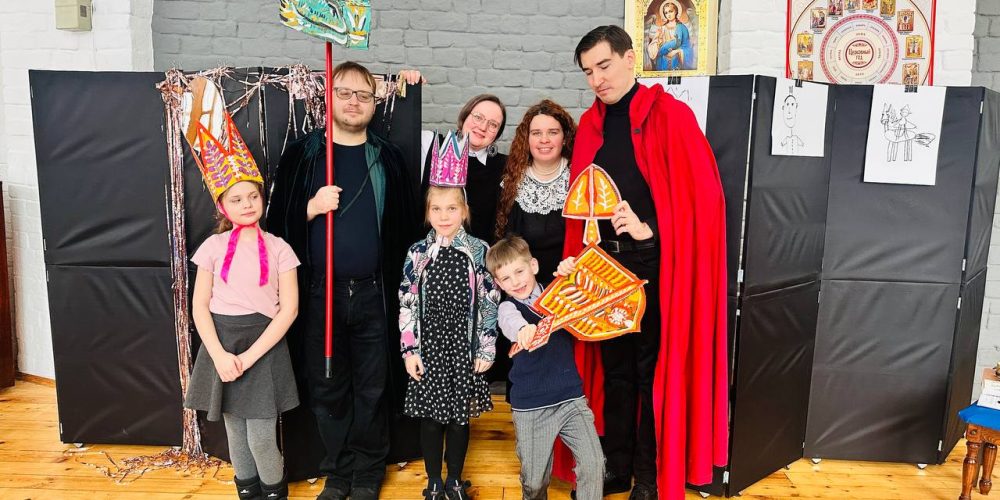 В храме Тихвинской иконы Божией Матери в Алексеевском показали «Сказку о Рыцаре, Драконе, Короле и Принцессе»