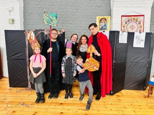 В храме Тихвинской иконы Божией Матери в Алексеевском показали «Сказку о Рыцаре, Драконе, Короле и Принцессе»