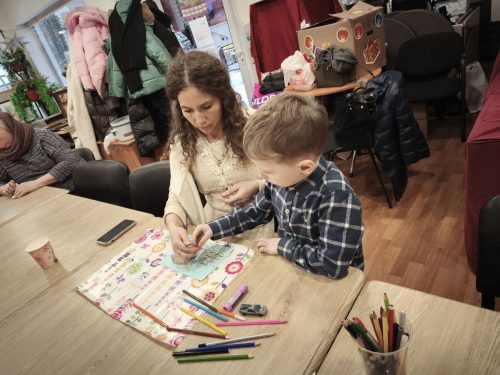 Воскресная школа храма Живоначальной Троицы при бывшем приюте Бахрушиных передала новогодние подарки раненым бойцам