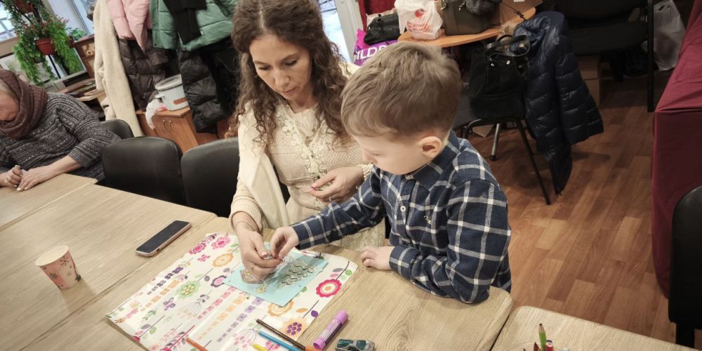 Воскресная школа храма Живоначальной Троицы при бывшем приюте Бахрушиных передала новогодние подарки раненым бойцам