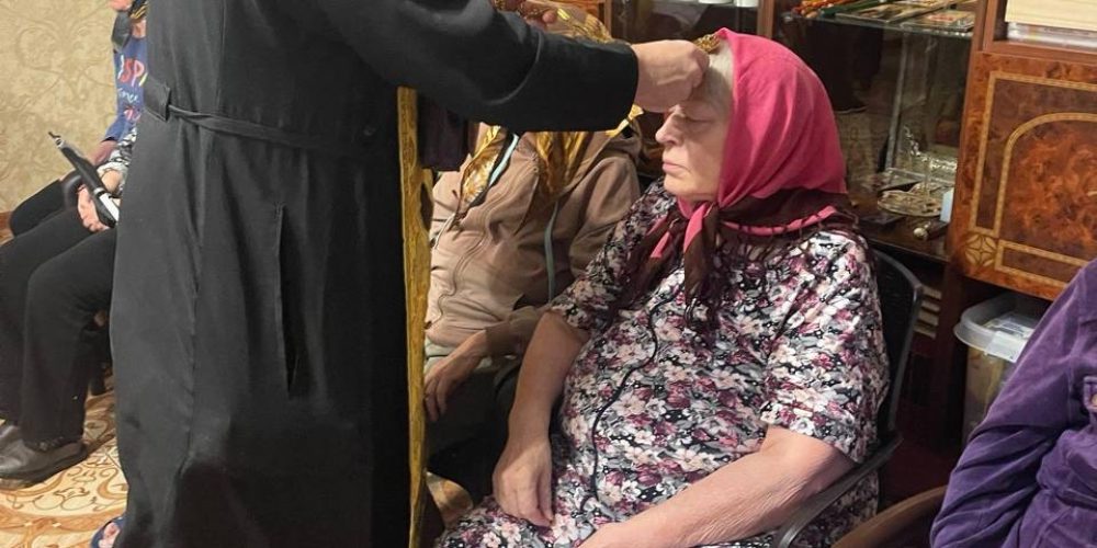 И.о. настоятеля храма иконы Божией Матери «Отрада и Утешение» в Ярославском посетил и поздравил с Рождеством Христовым пожилых людей в пансионате «Домик в лесу»