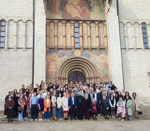 Традиционно для студентов Института Славянской культуры в Успенском соборе Московского Кремля был совершен ежегодный молебен перед началом учебного года