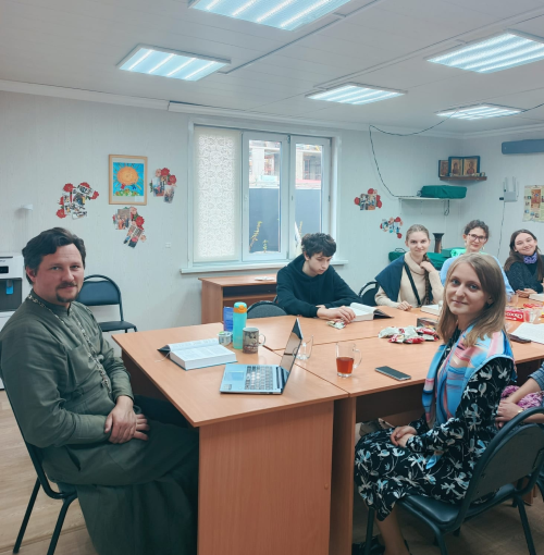 После летних каникул возобновились библейские молодежные встречи при храме святителя Макария (Невского), митрополита Московского и Коломенского в Бутырском