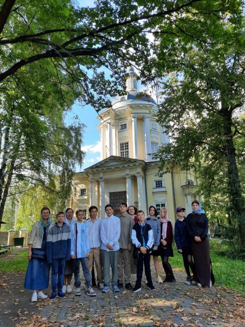 Ученики 7 класса православной школы Знак» посетили с экскурсией храм Владимирской иконы Божией Матери в Виноградове