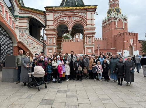 Храм Василия Блаженного посетили прихожане храма священномученика Владимира, митрополита Киевского и Галицкого в Свиблове