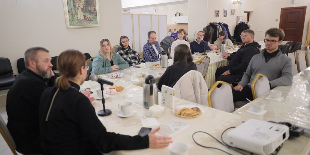 При храме иконы Божией Матери «Неопалимая Купина» в Отрадном состоялась первая встреча для людей, состоявших ранее в протестантских организациях и принявших Православие