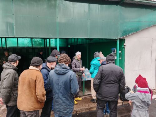 Воспитанники воскресной школы при храме Ризоположения в Леонове на каникулах присоединились к кормлению бездомных