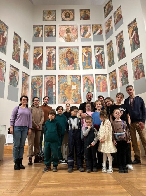 Ученики курса «Маленький реставратор» при храме преподобного Серафима Саровского в Раеве побывали на экскурсии в Музее древнерусской культуры и искусства имени Андрея Рублева