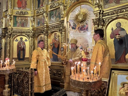 В первое воскресенье Рождественского поста митрополит Казахстанский Александр совершил Литургию в храме Представительства Митрополичьего округа в Москве
