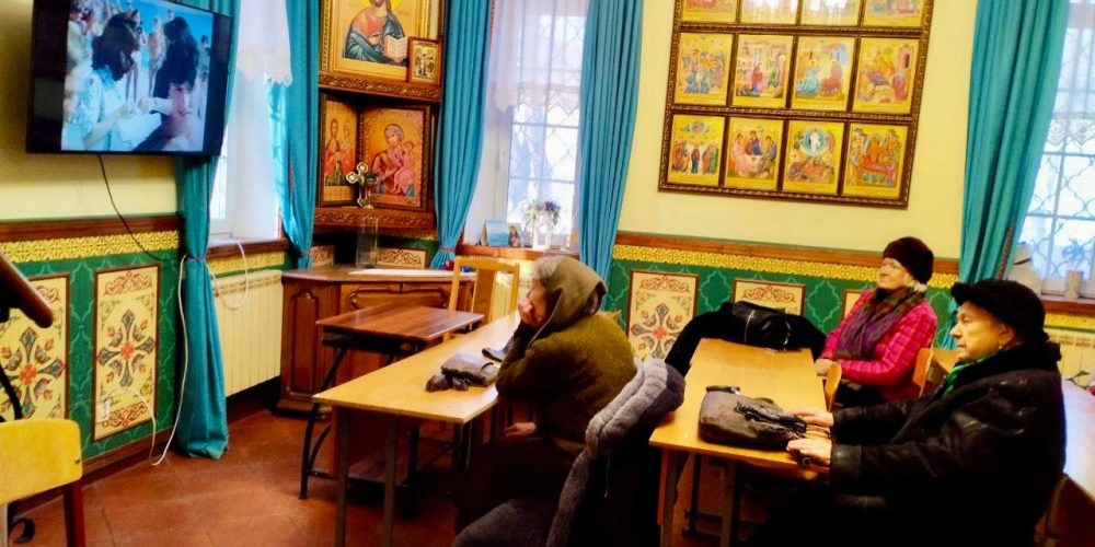 В рамках программы «Московское долголетие» при храме святых мучеников Адриана и Наталии в Бабушкине прошла очередная встреча членов Киноклуба