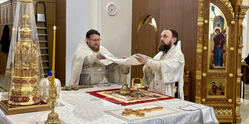 Митрополит Арсений совершил Божественную литургию в храме Успения Пресвятой Богородицы в Останкине