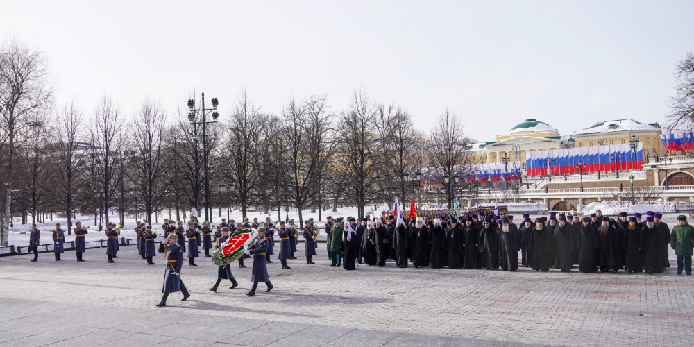 В День защитника Отечества митрополит Арсений принял участие в возложении венка к могиле Неизвестного солдата у стен Московского Кремля со Святейшим Патриархом Кириллом