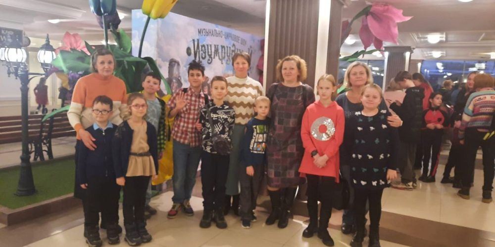 Воспитанники воскресной школы храма иконы Божией Матери «Живоносный Источник» в Бибиреве посетили спектакль «Путешествие в Рождество»