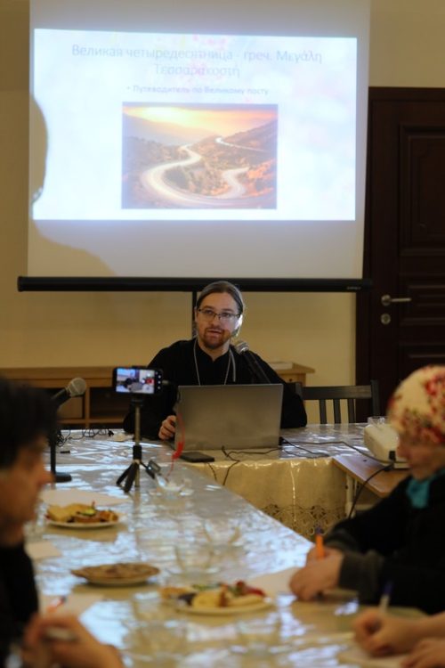 Накануне начала Великого поста в храме иконы Божией Матери «Неопалимая Купина» в Отрадном в рамках молодёжно-просветительских встреч состоялся содержательный семинар на тему «Путеводитель по Великому посту»