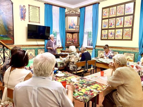 В рамках программы «Московское долголетие» при храме святых мучеников Адриана и Наталии в Бабушкине состоялась одиннадцатая встреча участников Киноклуба