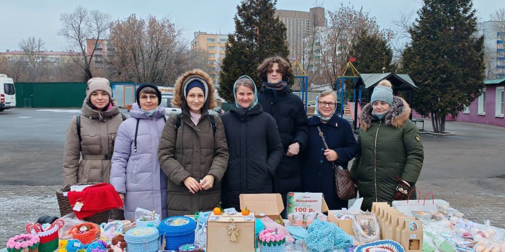 На территории храма Тихвинской иконы Божией Матери в Алексеевском состоялась Рождественская благотворительная ярмарка