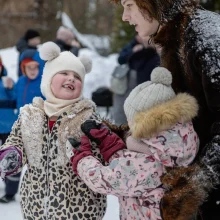 На приходе храма Ризоположения в Леонове прошел семейный праздник «Широкая Масленица»
