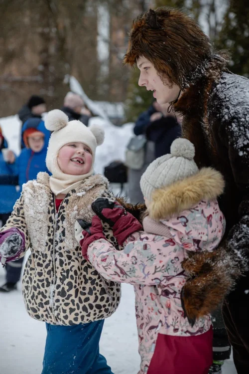На приходе храма Ризоположения в Леонове прошел семейный праздник «Широкая Масленица»