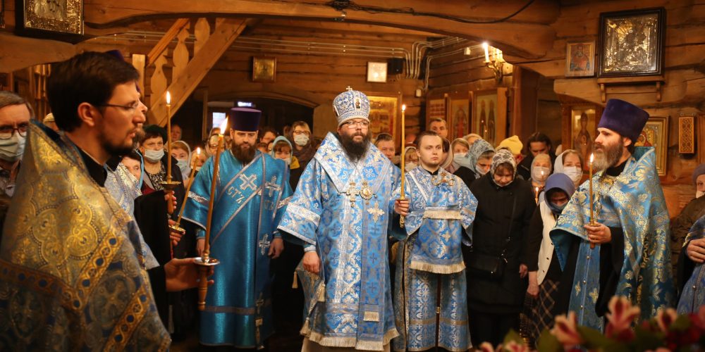 В канун праздника Благовещения Пресвятой Богородицы архиепископ Егорьевский Матфей совершил всенощное бдение в храме Благовещения Пресвятой Богородицы в Раеве