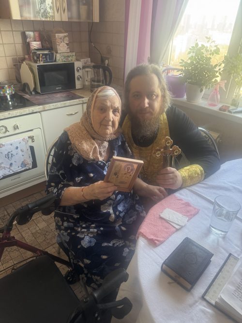 Клирик храма иконы Божией Матери «Нечаянная Радость» в Марьиной Роще посетил ветерана ВОВ