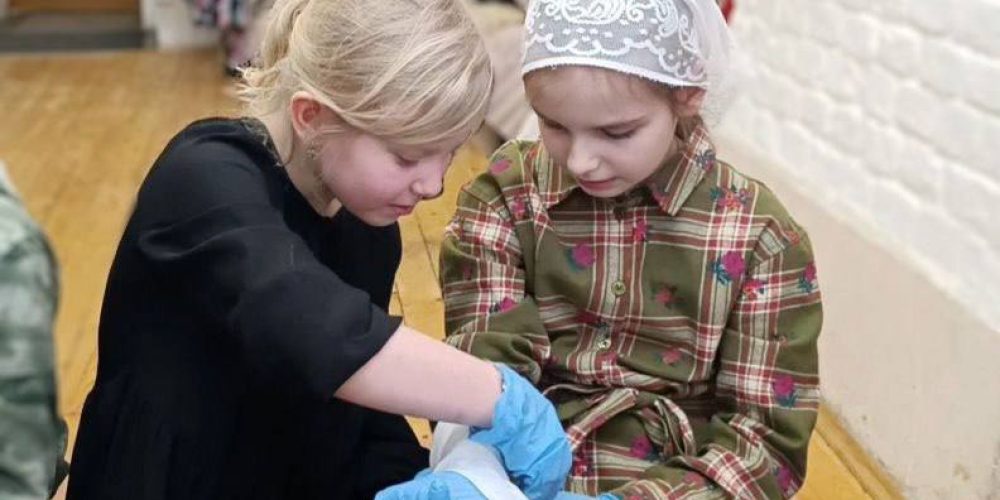 В храме Тихвинской иконы Божией Матери в Алексеевском детей научили оказывать первую помощь