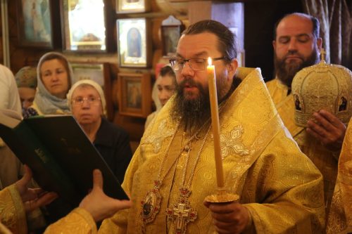 Архиерейское богослужение в храме преподобных Антония и Феодосия Киево-Печерских в Бибиреве