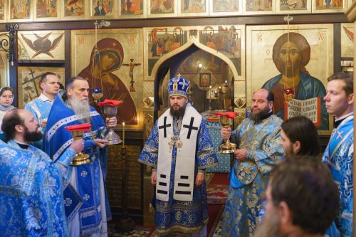 Митрополит Арсений совершил Божественную литургию в храме Успения Пресвятой Богородицы в Архангельском-Тюрикове