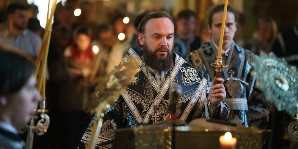 Митрополит Арсений совершил утреню Великого Пятка с чтением двенадцати Страстных Евангелий в храме Тихвинской иконы Божией Матери в Алексеевском