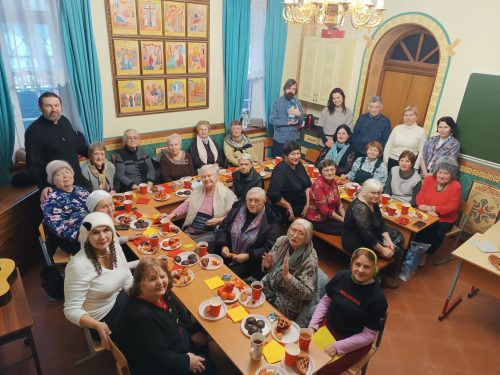 В храме святых мучеников Адриана и Наталии в Бабушкине поздравили участников группы «Московское долголетие» с Рождеством Христовым